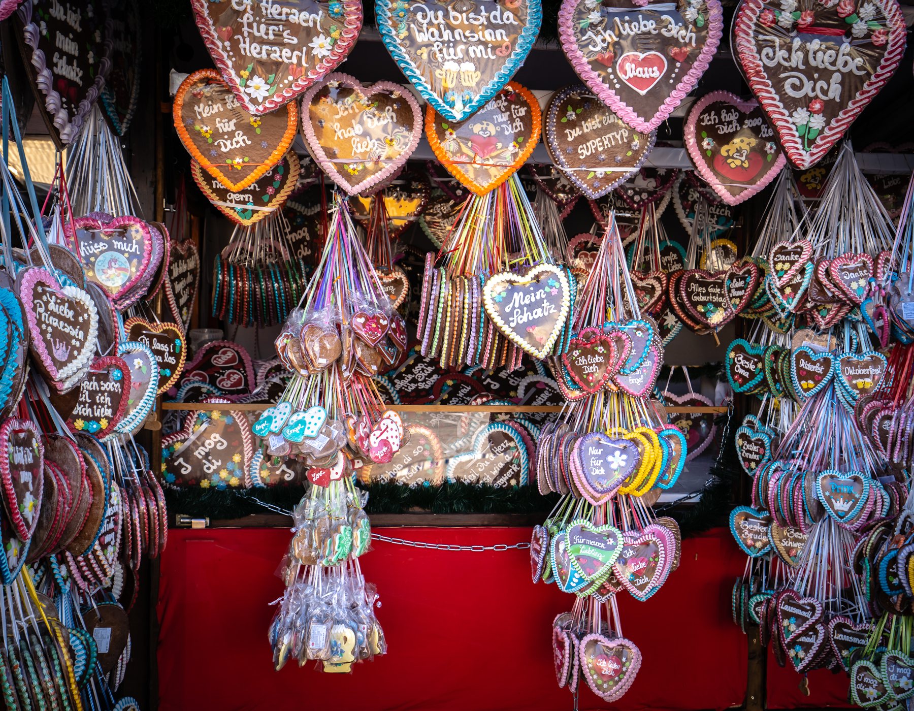Stand mit bunten Lebkuchenherzen