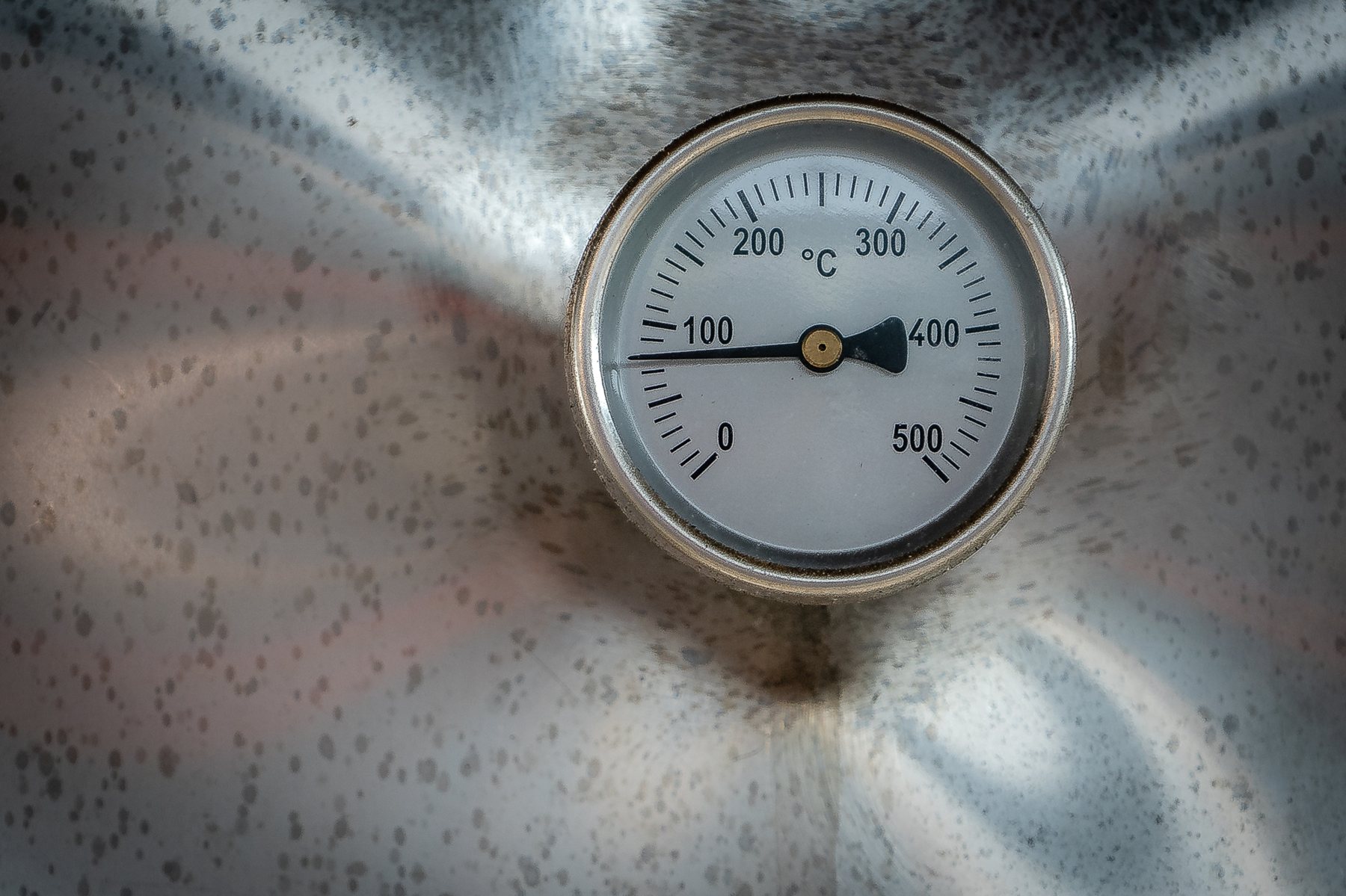Thermometer an einem Grillofen